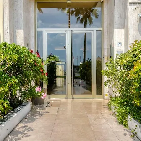 Studio On The Promenade Des Anglais With Balcony! Appartamento Nizza