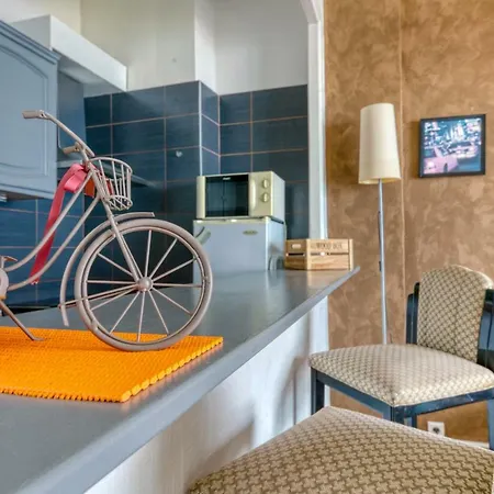 Studio On The Promenade Des Anglais With Balcony! Apartment *